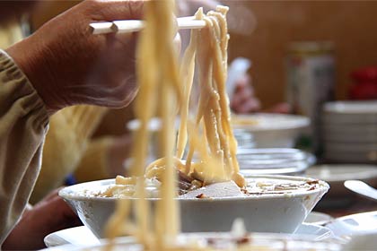 湯気を上げる見るからにおいしそうな背脂ラーメン