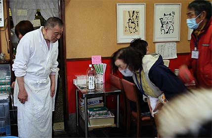 店主に頭を下げお礼
