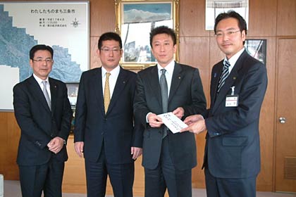 左からヴィームスタジアムの長尾常務、佐藤専務、長井社長、そして国定市長