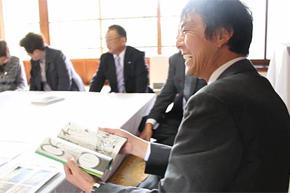 『長谷川泰ものがたり』を大絶賛の藤沢教育長