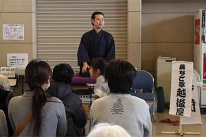 新潟大学落語研究部が避難所を巡回して落語を披露、25日は燕市の第2避難所、市民研修館・武道館に笑いを届ける