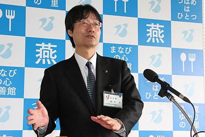25日、定例記者会見を行う鈴木燕市長
