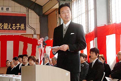 祝辞を述べる国定市長