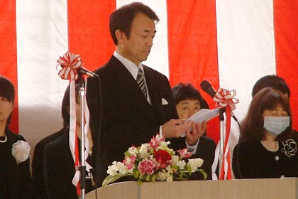 式辞を述べる星野校長