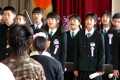 「別れの詩」を合唱する卒業生