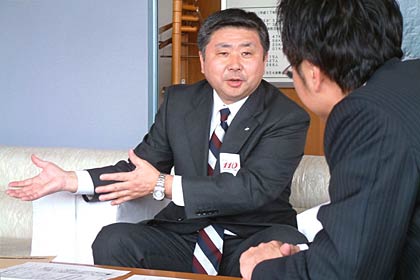国定市長に三条信用金庫の対応などを話す西潟理事長