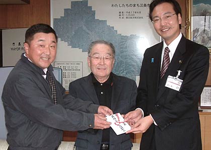 三条市に避難している被災者のために役立ててほしいと10万円を寄付した三条市場親和会