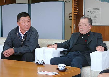 左が事務局長の長谷川さん、右が会計の原山さん