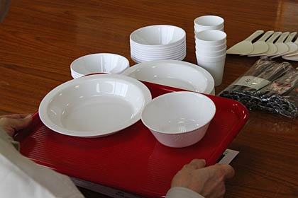 寄付した曙産業の食器セット