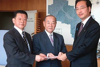 左からハーモニックの柄沢副社長、柄沢社長、国定市長