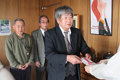 燕市に義援金20万を寄付する吉田東栄町自治会、左から近藤副会長、相沢副会長、吉田会長