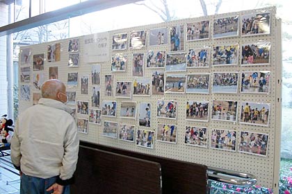 三条市総合福祉センターに掲示された27日のサケの放流の写真