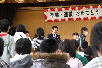30日、三条市で開かれた「卒業・進級おめでとう会」