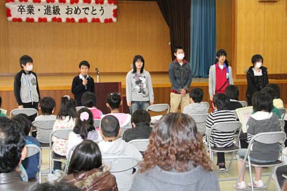 ステージ前に並んでお礼の言葉を話す卒業生