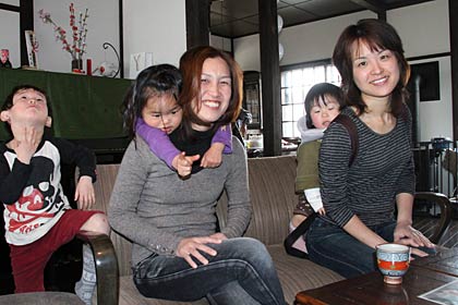 国定市長の家で左が律子さん、右が和子さん