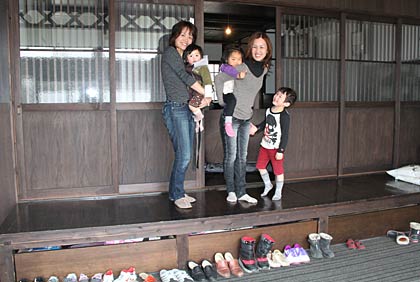 12人家族となって土間にはくつがずらり