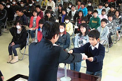 30日に三条市で開かれた避難している小中学生のための「卒業・進級おめでとう会」、国定勇人三条市長から卒業生に「祝　卒業証」