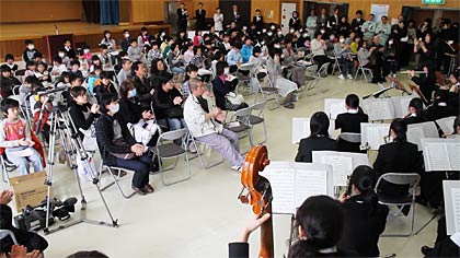 アトラクションで第三中ブラスバンド部による演奏