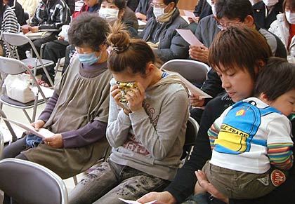  ブラスバンド部の演奏に涙するお母さん