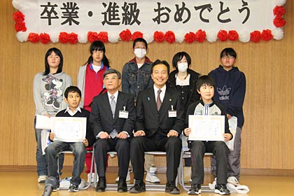 卒業生と国定市長、松永悦男教育長で記念写真