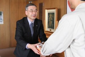 燕市に避難している人たちに配布してほしいと和平フレイズの轡田副社長がお買い物券230枚を鈴木燕市長に