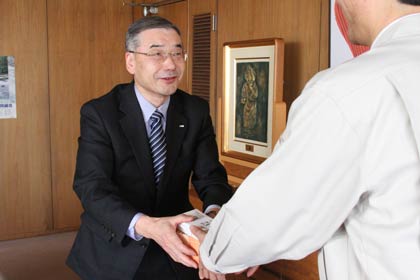 燕市に避難している人たちに配布してほしいと和平フレイズの轡田副社長がお買い物券230枚を鈴木燕市長に