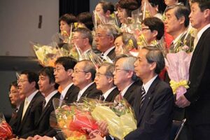 燕市職員の退任式で退職者24人に鈴木力市長から退職辞令、笑いと涙の別れに