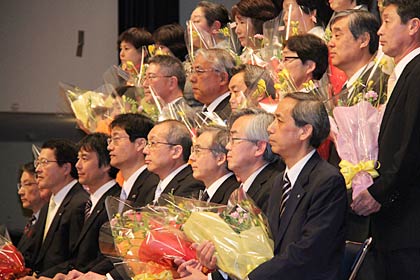 燕市の職員の退任式で退職者の集合写真
