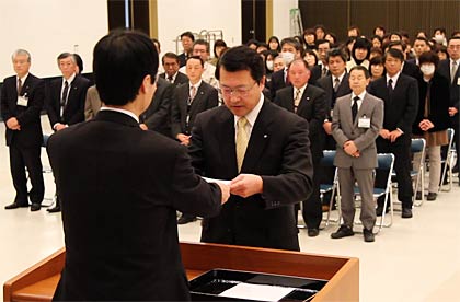 鈴木市長から退職辞令を交付