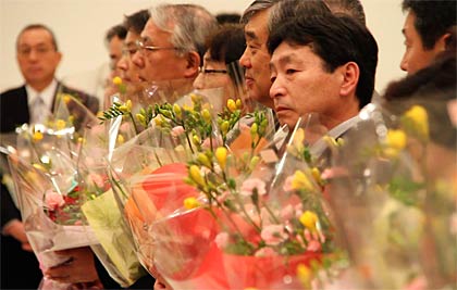 退職者に花束を贈呈