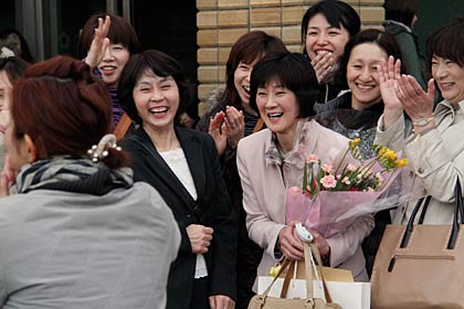 正面玄関前はにぎやかな別れで笑顔が爆発