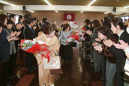 31日行われた燕市の退職者辞令交付式、職員の拍手でに送られる退職者