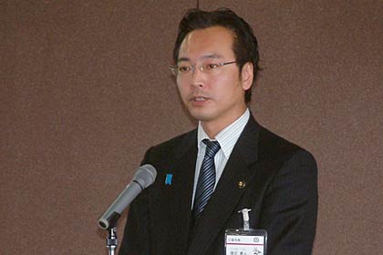 目をうるませてあいさつする国定市長