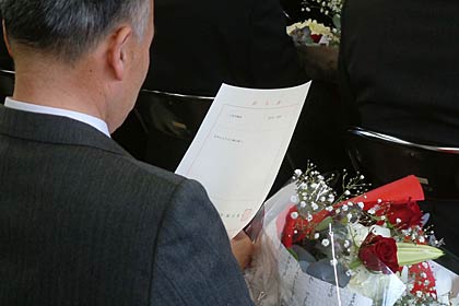 国定市長から受け取った最後の辞令書を見詰める退職者