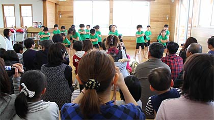 1日オープンした保内保育所子育て支援センターでオープニングセレモニー