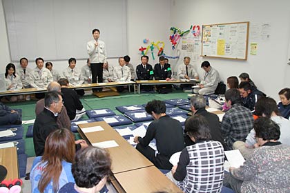 3月31日に燕市の第1避難所の防災センターで開かれた鈴木市長と避難している人たちの懇談会