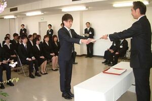 1日行われた三条市の新採用職員辞令交付式
