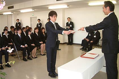 1日行われた三条市の新採用職員辞令交付式