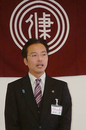 市章を背に国定市長のあいさつ