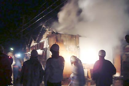 1人の遺体が見つかった三条市嘉坪川2の火災現場