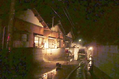 1人の遺体が見つかった三条市嘉坪川2の火災現場