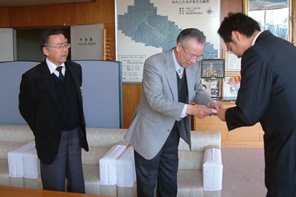  左から高儀の二瓶仙台営業所長、高橋専務、国定市長