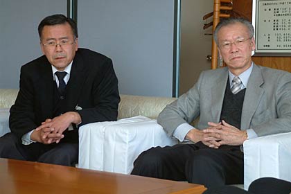  仙台の生々しい被災のようすを話す二瓶所長(左)と高橋専務(右)