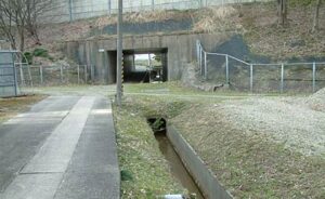 男性が自転車と一緒に転落して亡くなっていた今井野新田地内の側溝