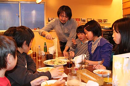 フード＆バー「noanoa」が避難所の子どもたちを店へ招待、ごちそうをふるまう