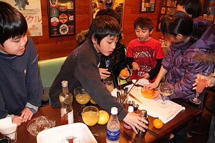 カクテル教室でカクテルづくりに挑戦する子どもたち