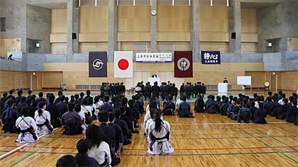 三条市栄体育館アリーナで竣工式