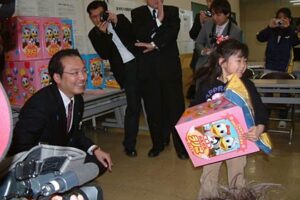 三条市体育文化センターで行われた兵庫県豊岡市から三条市へ避難している子どもたちへ贈られたランドセルなどの贈呈式