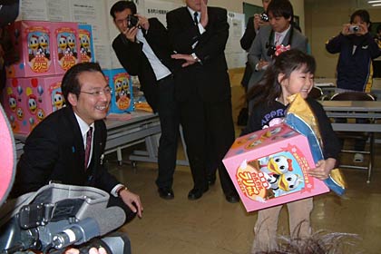 三条市体育文化センターで行われた兵庫県豊岡市から三条市へ避難している子どもたちへ贈られたランドセルなどの贈呈式