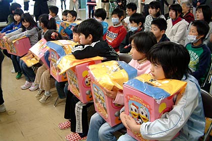 ぎゅっとランドセルの入った化粧箱を抱える子どもたち
